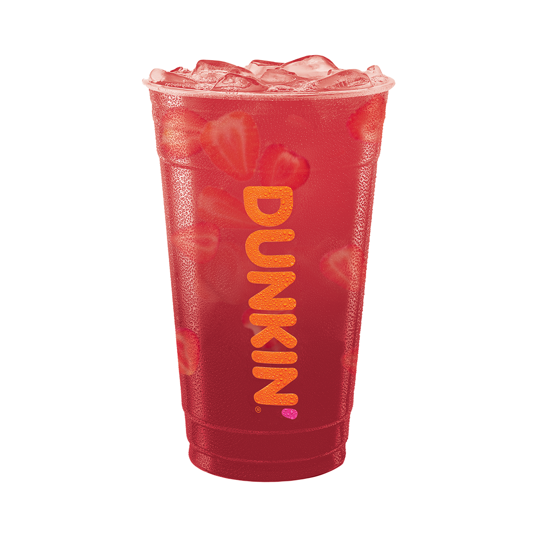 Ein erfrischendes, eisgekühltes Getränk in einem Becher mit dem Logo von Dunkin. Rote Farbe mit Fruchtstückchen sichtbar.